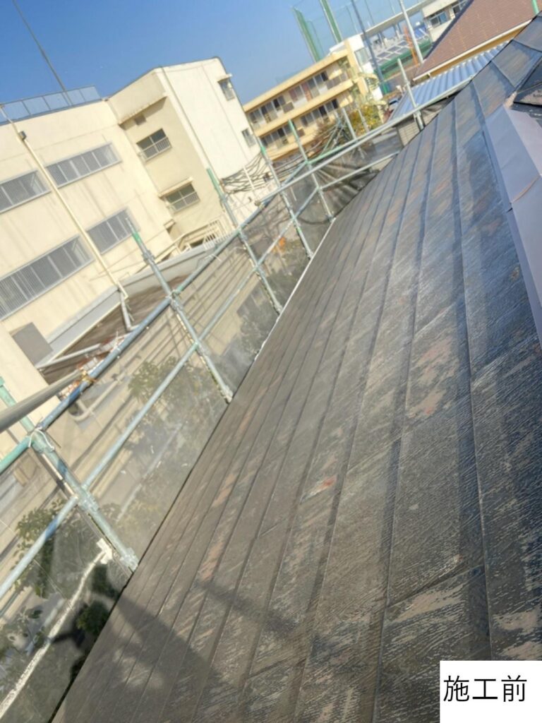 屋根の施工前です。塗装も剝がれて汚れや苔カビが表面に乗っています。<br />
見栄えも悪く劣化が目立ちます。